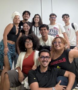 Grupo de estudos reunido para fotografia do momento de despedida. todos posam para a foto